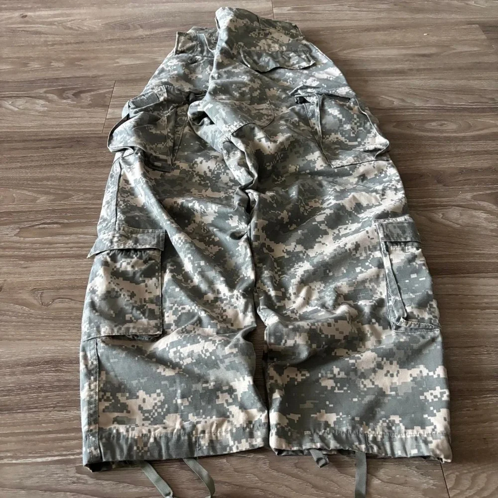 Vintage Y2K/2000s Military Camo Streetwear Cargo Pants! 29x29